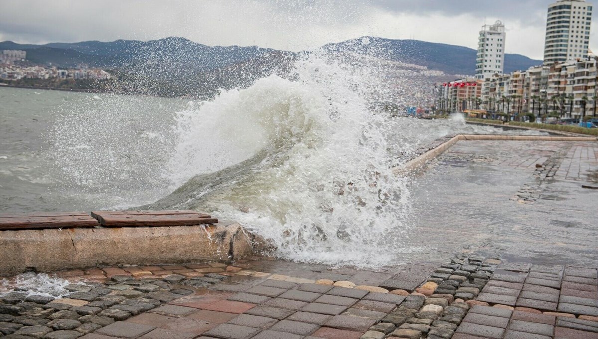 İzmir için fırtına ve kuvvetli sağanak uyarısı İzmir için fırtına ve kuvvetli sağanak uyarısı