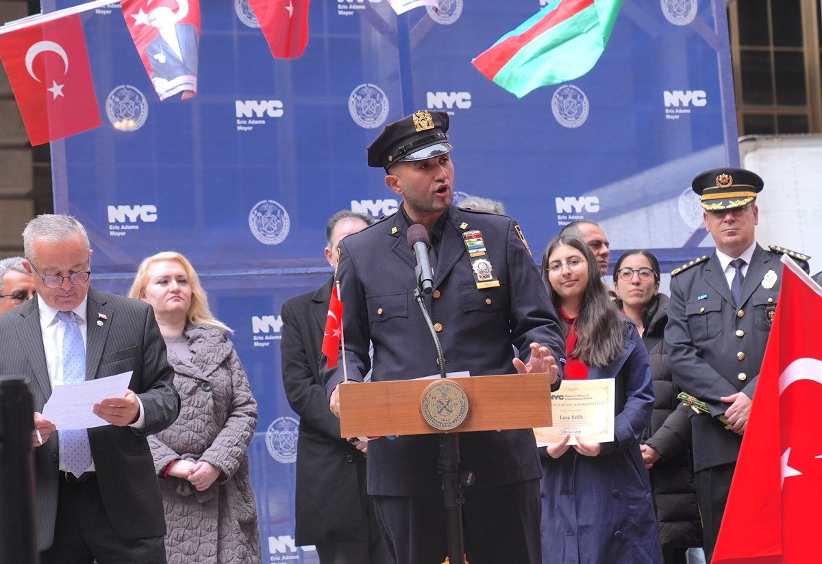 Dedektif Uğur Bek, İstiklal Marşı