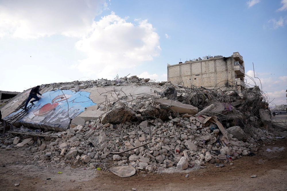 Suriyeliler acılarını bu kez deprem enkazına resmetti - 5