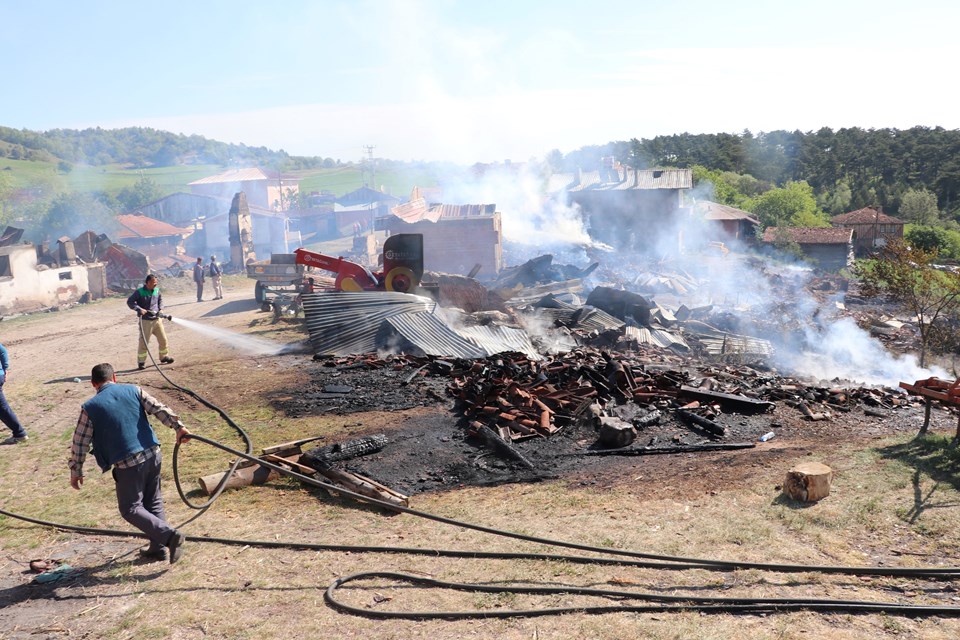 Kastamonu'da yangın: 7 ev ve 3 samanlık yandı - 2