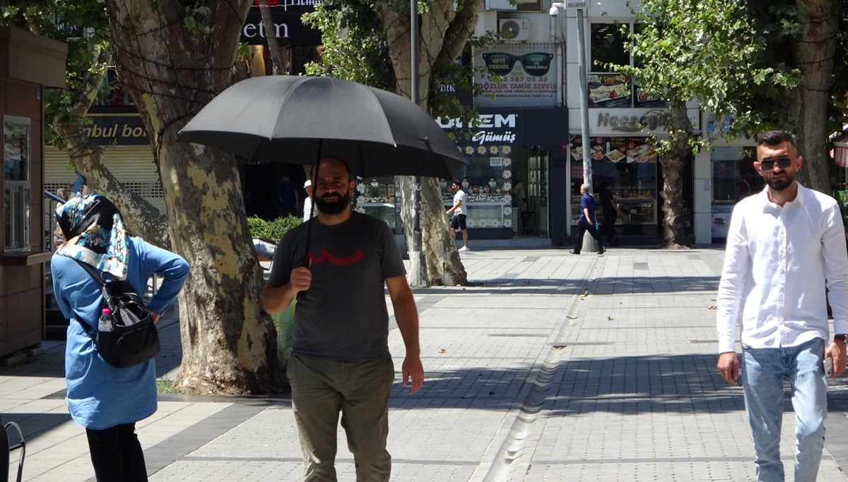 Hava sıcaklığı 33 dereceyi buldu, nem arttı! Şemsiyeli ve kartonlu önlem