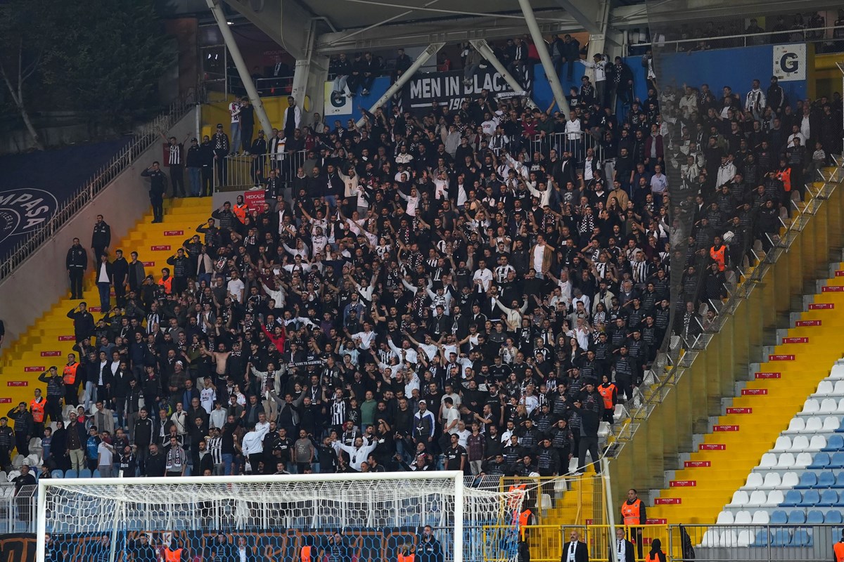 Beşiktaş taraftarı, deplasman ekibine ayrılan tribünün tamamını doldurdu.