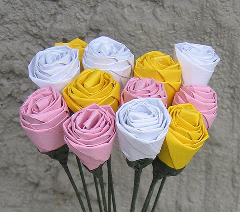 Букет из туалетной бумаги. Цветы из бумаги своими руками. Цветы из салфеток бумажных. Букет из бумажных салфеток. Бумажный букет цветов.