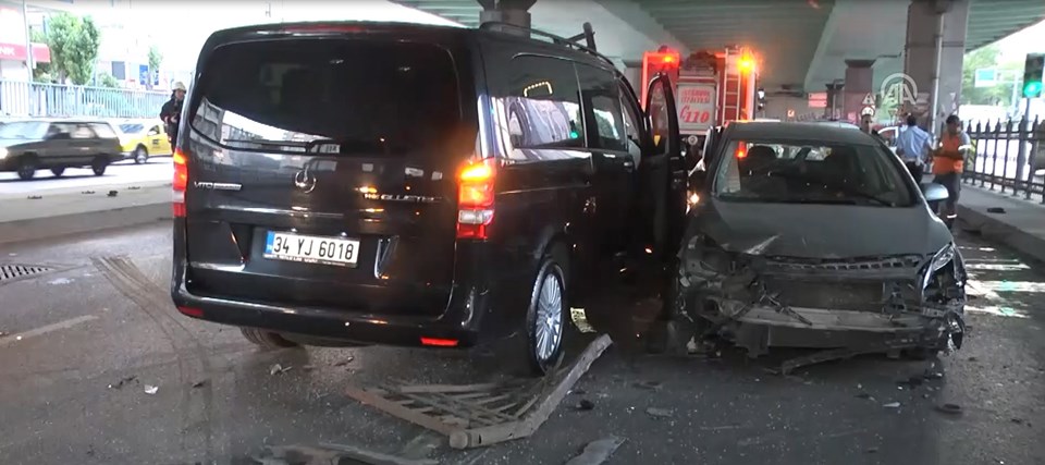 Şişli'de bariyerleri parçalayan otomobil panelvan araçla çarpıştı - 1