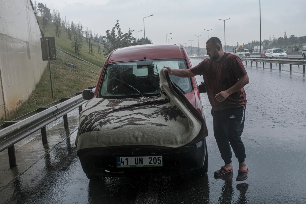 İstanbul'da şiddetli yağış: Sürücüler üst geçit altlarına sığındı - 5