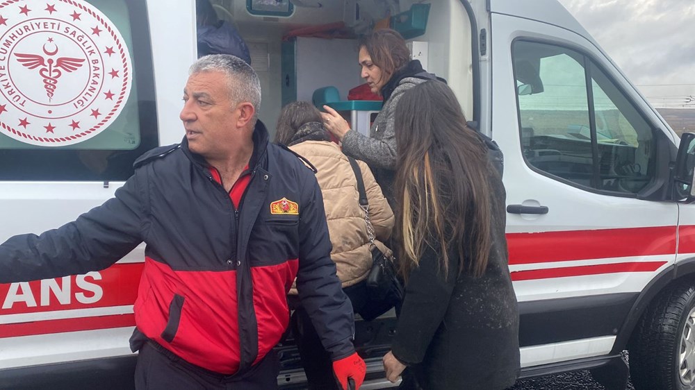 Kaza yapan 2 tur midibüsüne yardıma giden itfaiye aracı da devrildi: 1 ölü 47 yaralı - 9