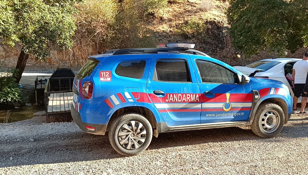 Serinlemeye girdiği derede boğuldu