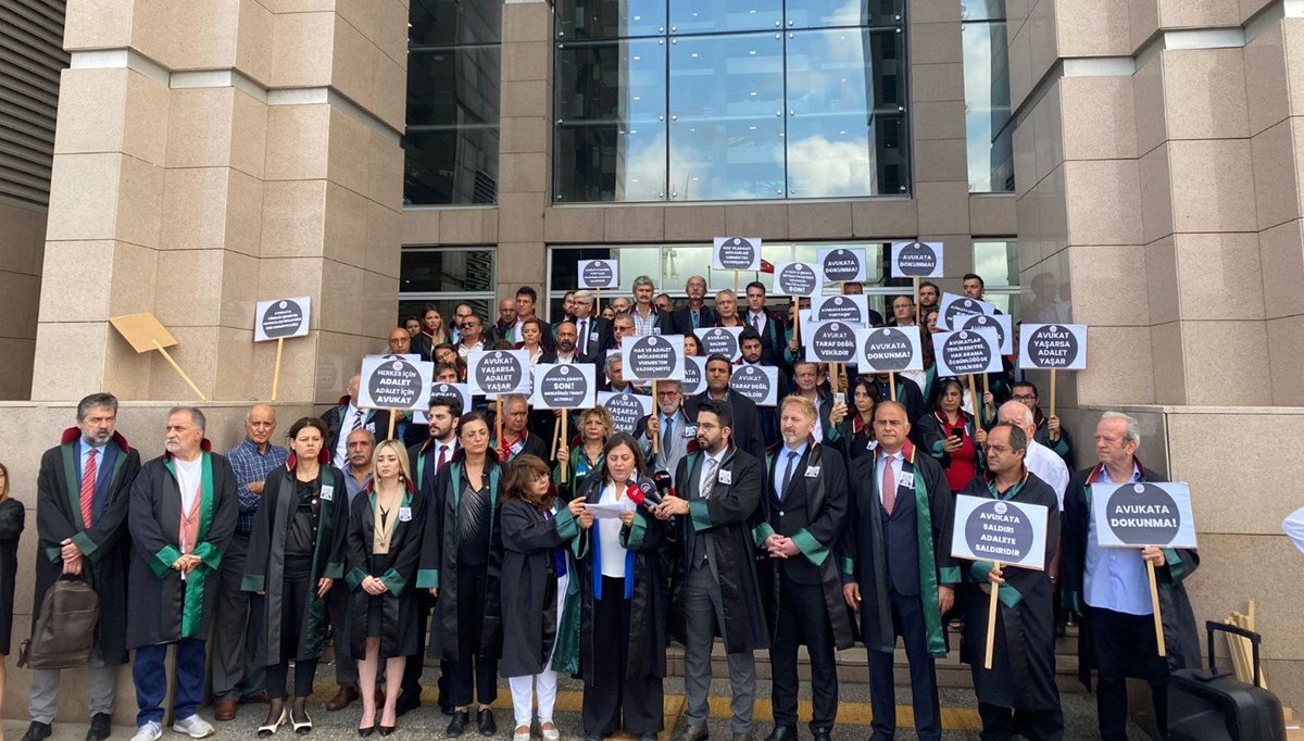 Avukatlar şiddeti protesto etti Avukatlar şiddeti protesto etti