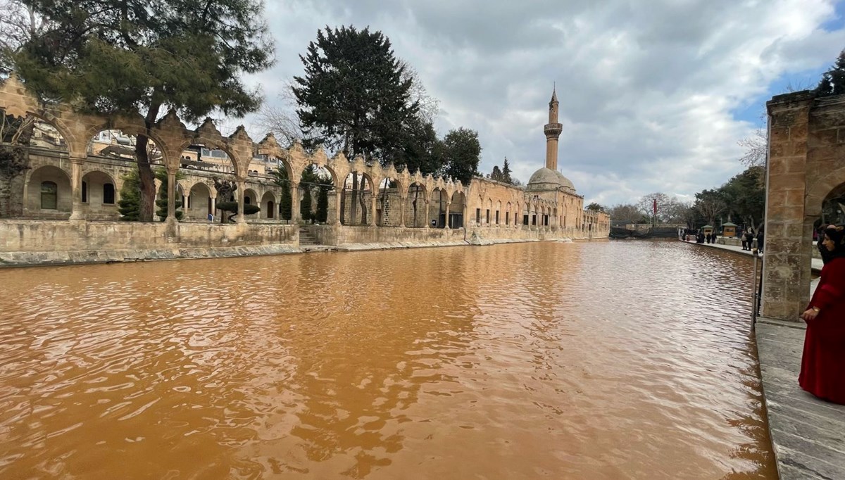 Deprem sonrası Balıklıgöl'de suyun rengi değişti Deprem sonrası Balıklıgöl'de suyun rengi değişti