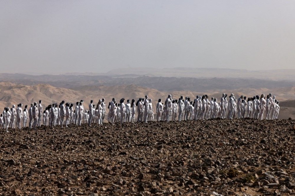 Lut Gölü'nün her yıl bir metre çekilmesine dikkat çekmek için yüzlerce kişi çıplak poz verdi - 10