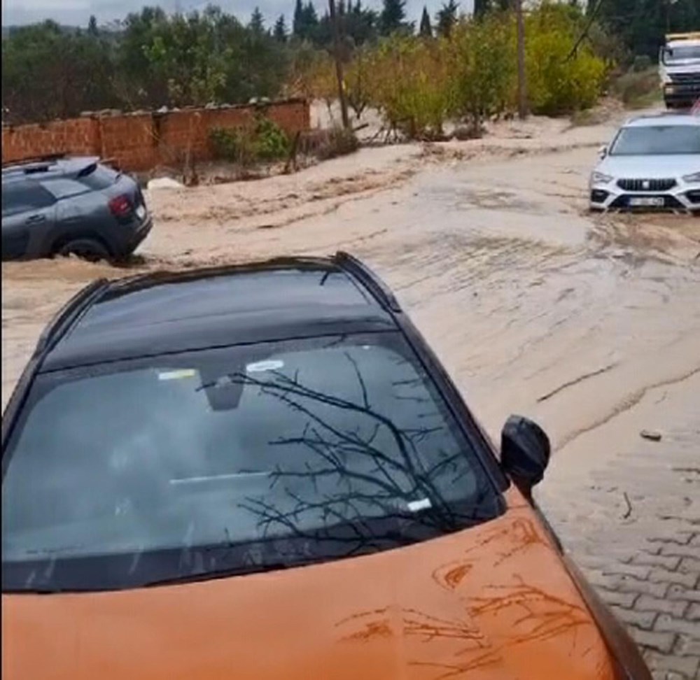 Çanakkale'de sağanak: Dere taştı, sele kapılan araç kepçeyle kurtarıldı - 7