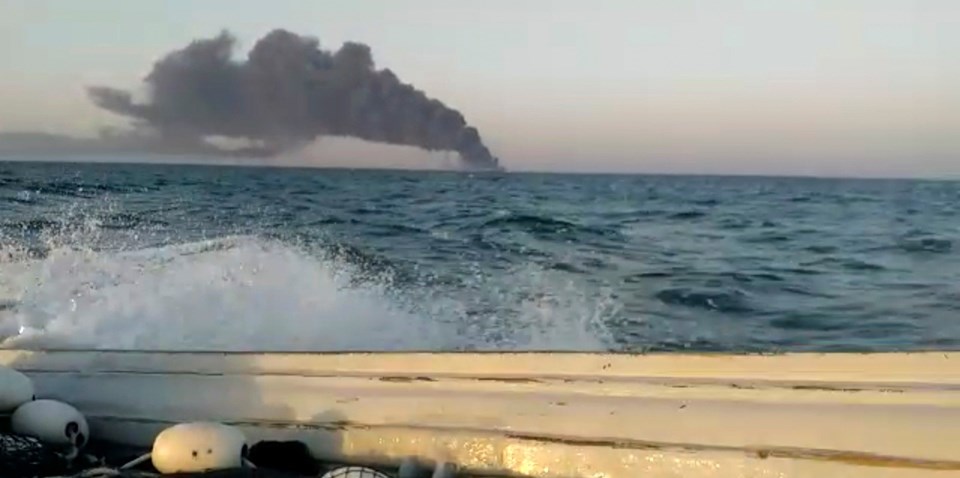 İran donanmasının en büyük gemisi yanarak battı - 1