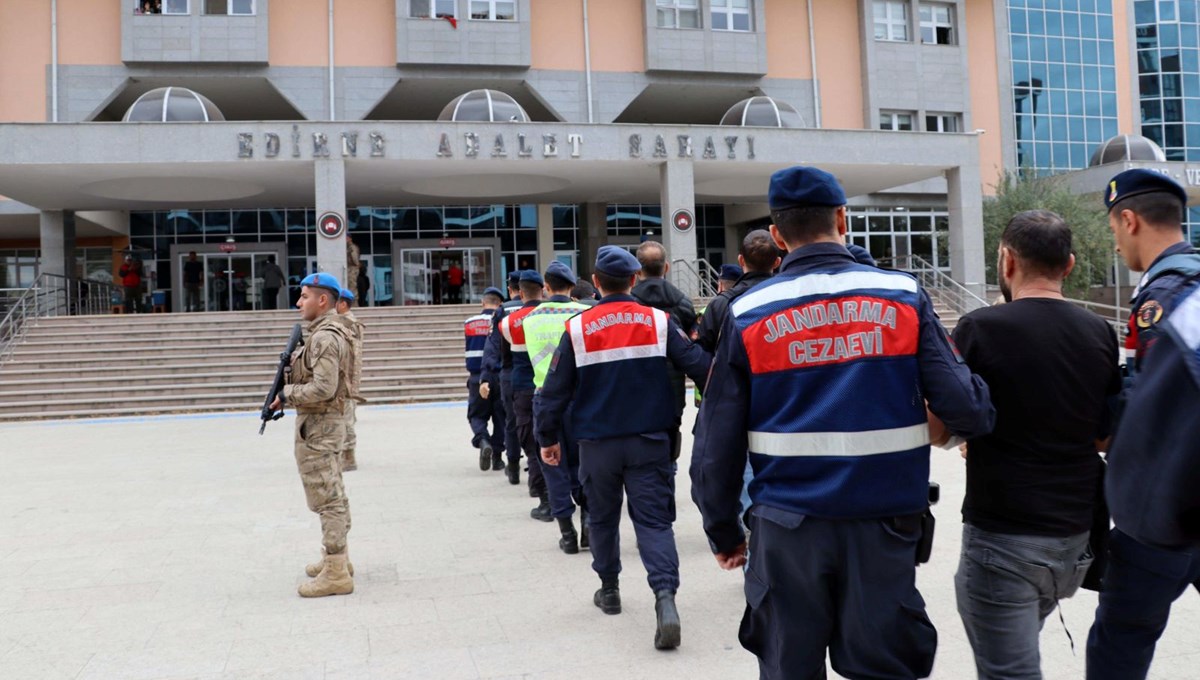 Yunanistan'a kaçmak isteyen 3 terör şüphelisi yakalandı Yunanistan'a kaçmak isteyen 3 terör şüphelisi yakalandı