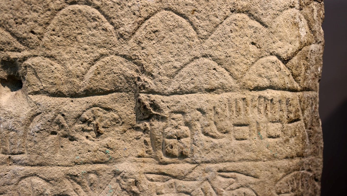 Sivas Arkeoloji Müzesinde sergilenen stelde, Hititlerden 4 kuşağa ait bilgiler yer alıyor