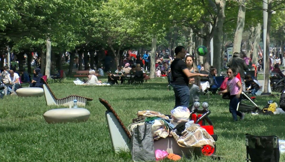 İstanbul sahillerinde tatil kalabalığı