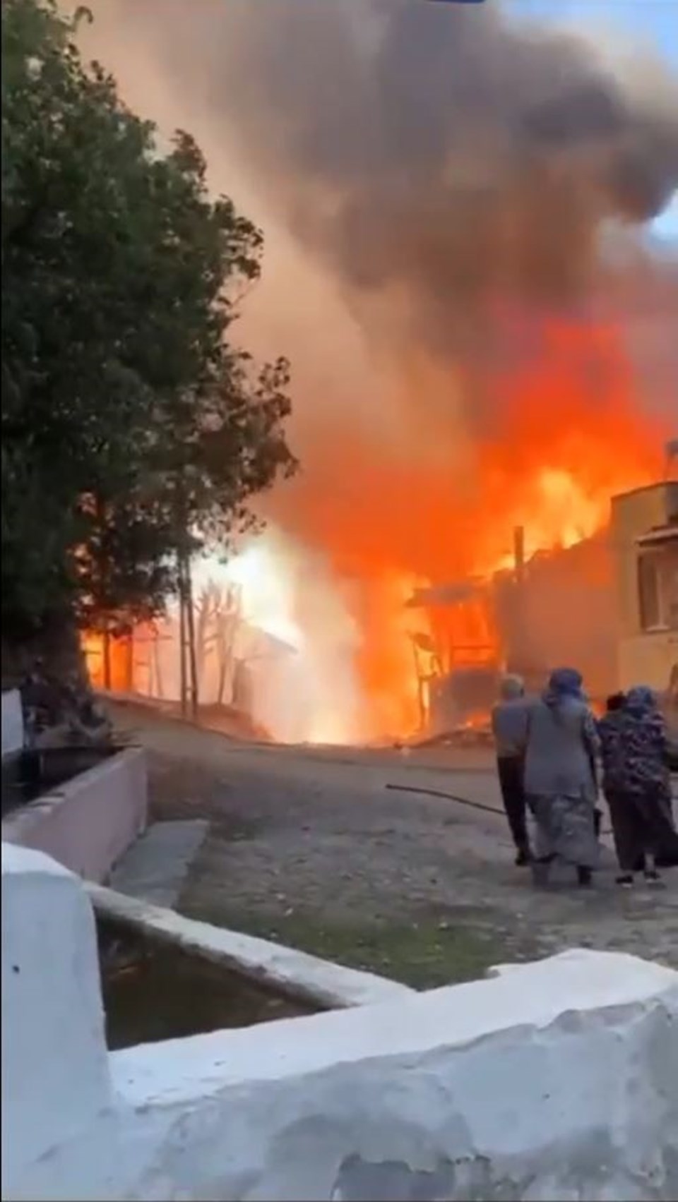 Kastamonu'da köyde çıkan yangında 10 ev kül oldu - 1
