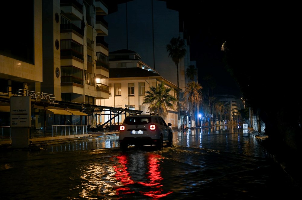 İskenderun'da deniz seviyesi yükseldi, caddeler su altına kaldı - 2
