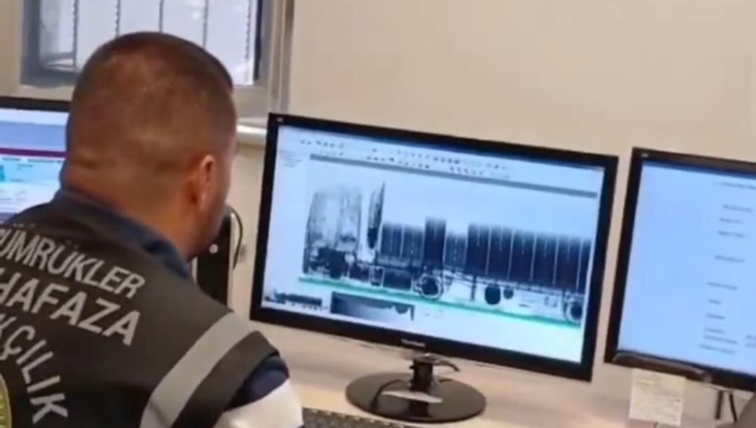 TIR'ın yakıt deposundan sıvı metamfetamin çıktı