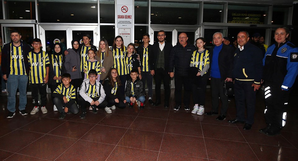 Fenerbahçe, yaralı madencilerin çocuklarını tribünde konuk etti - 2