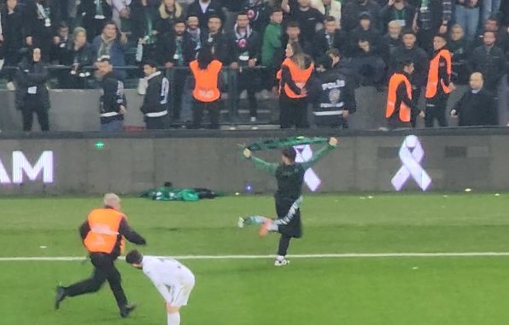 Kocaelispor - Sakaryaspor depremzedelere yardım maçında taraftar arasında kavga - 6