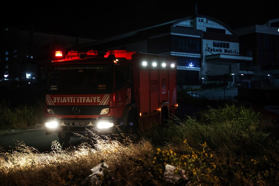 Esenyurt'ta kimyasal madde dolu tank devrildi - 1