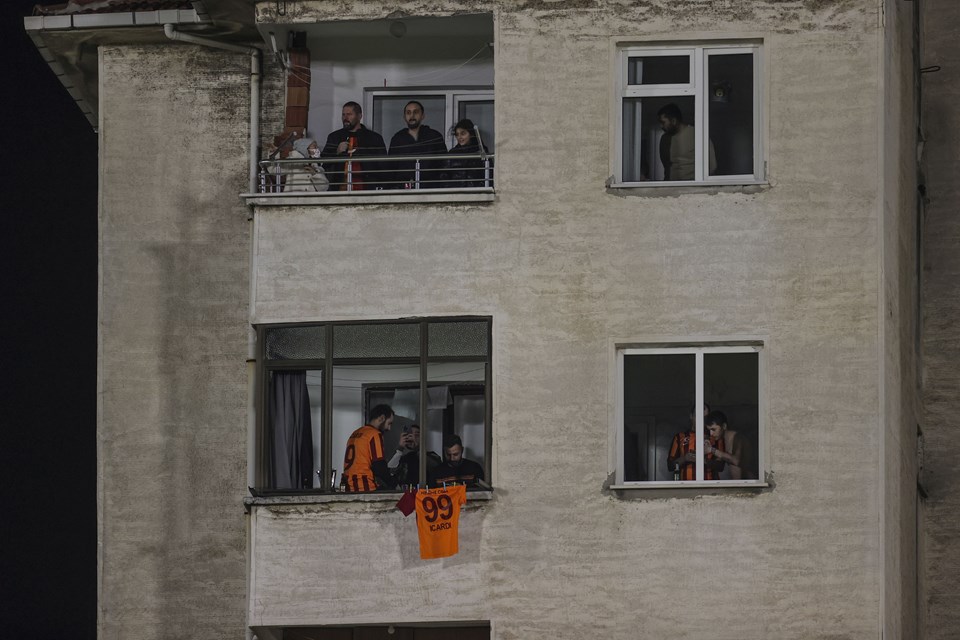 Galatasaray taraftarı maçı balkonlardan izledi - 1
