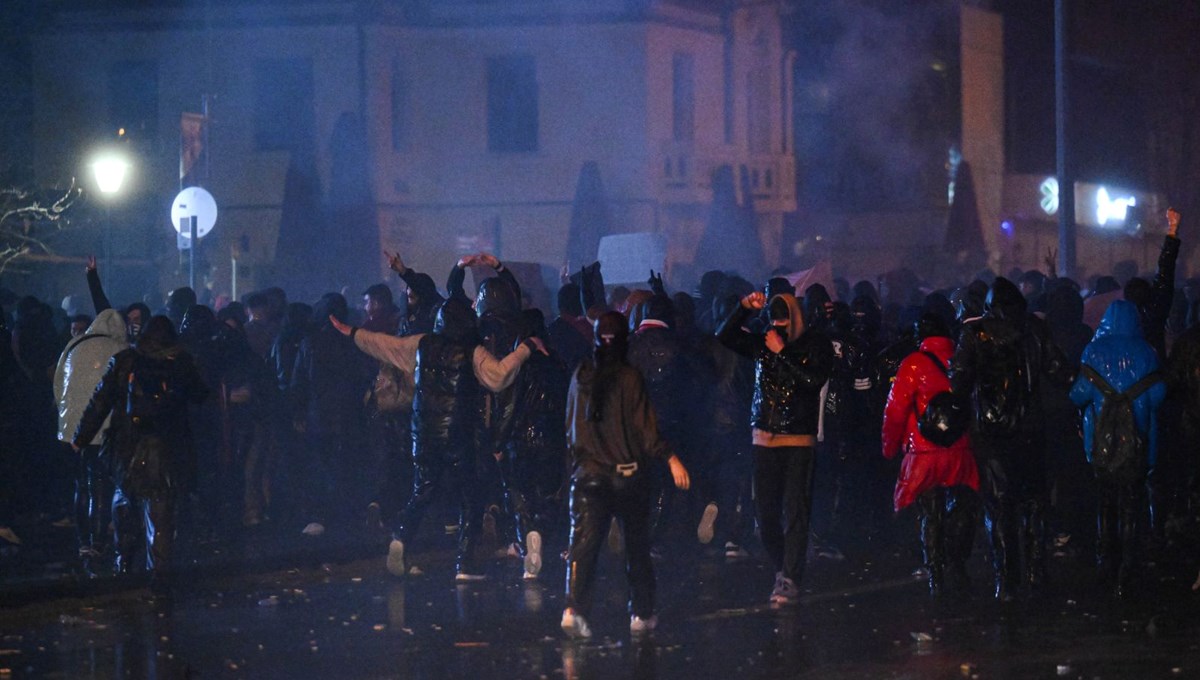 İzmir'de protesto gösterileri: 10 tutuklama