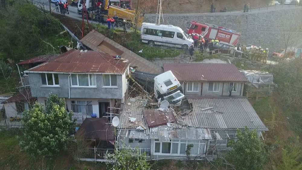 Demir yüklü TIR gecekondunun üstüne devrildi - 2