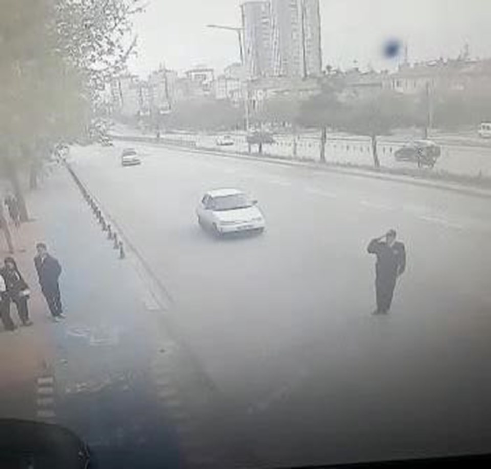 Vali'ye selam veren polise otomobil çarptı - 1
