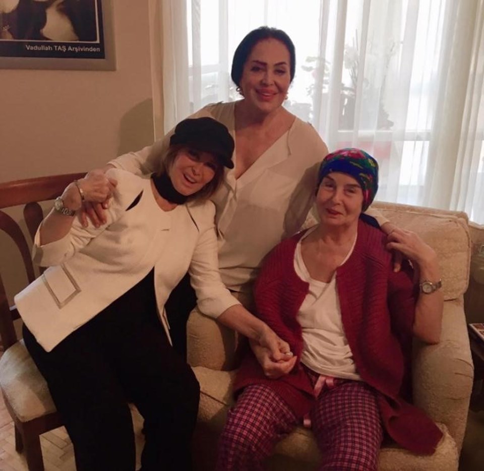 Türkan Şoray ile Filiz Akın, mart ayında beyin ameliyat olan Fatma Girik'i evinde ziyaret etti.