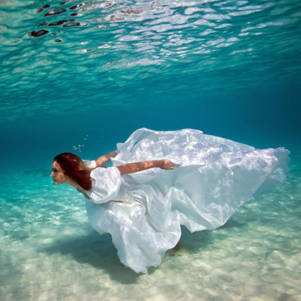 Девушка в воде красиво. Elena kalis под водой.