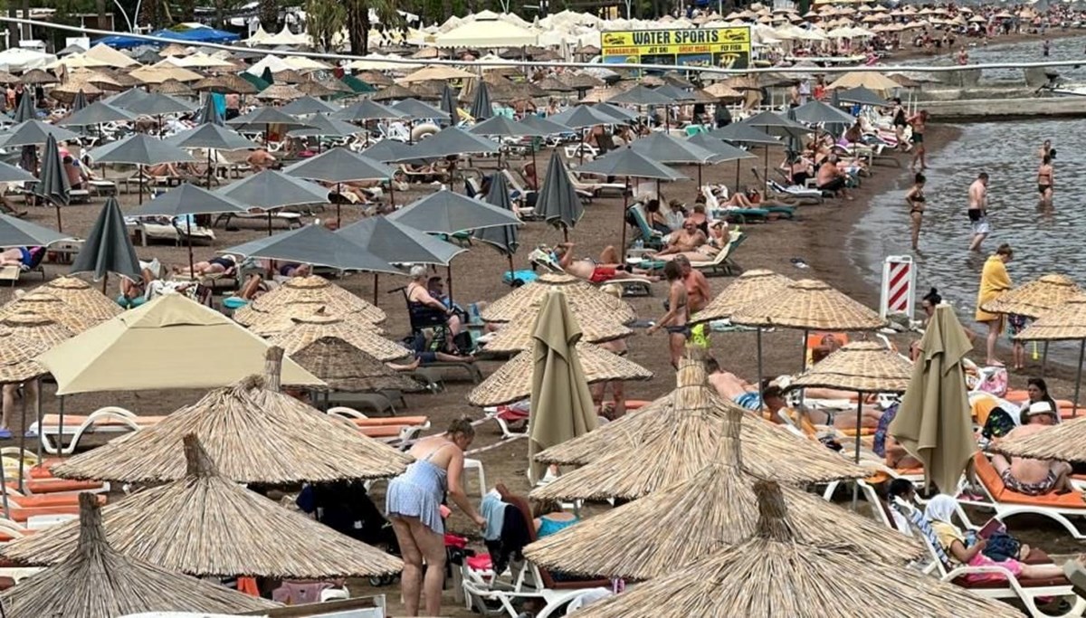 Okullar açıldı, plajlar turistlere kaldı Okullar açıldı, plajlar turistlere kaldı