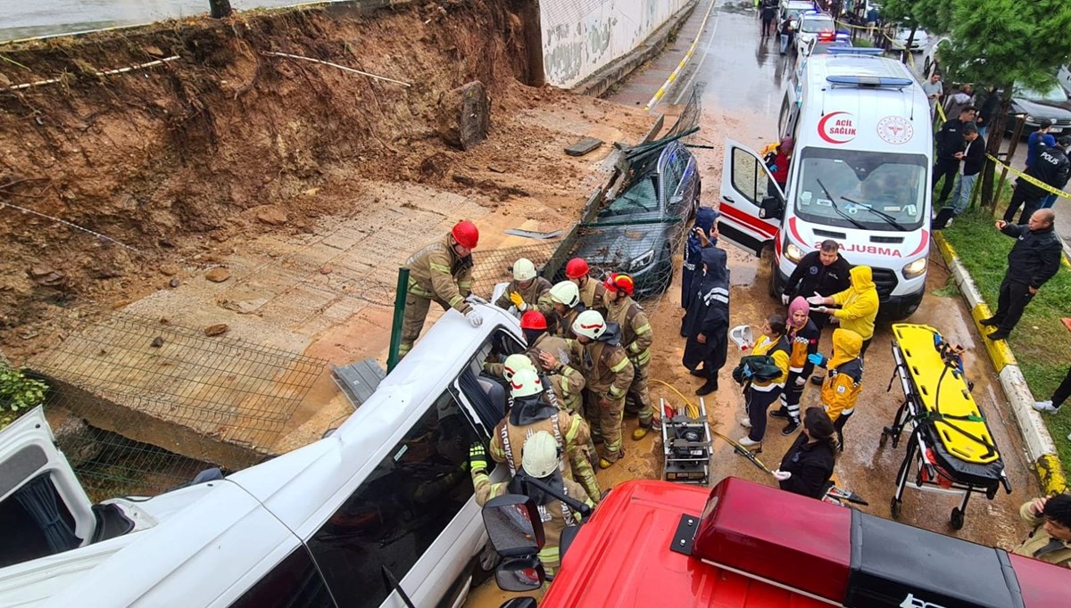 SON DAKİKA HABERİ: Pendik'te istinat duvarı araçların üzerine çöktü