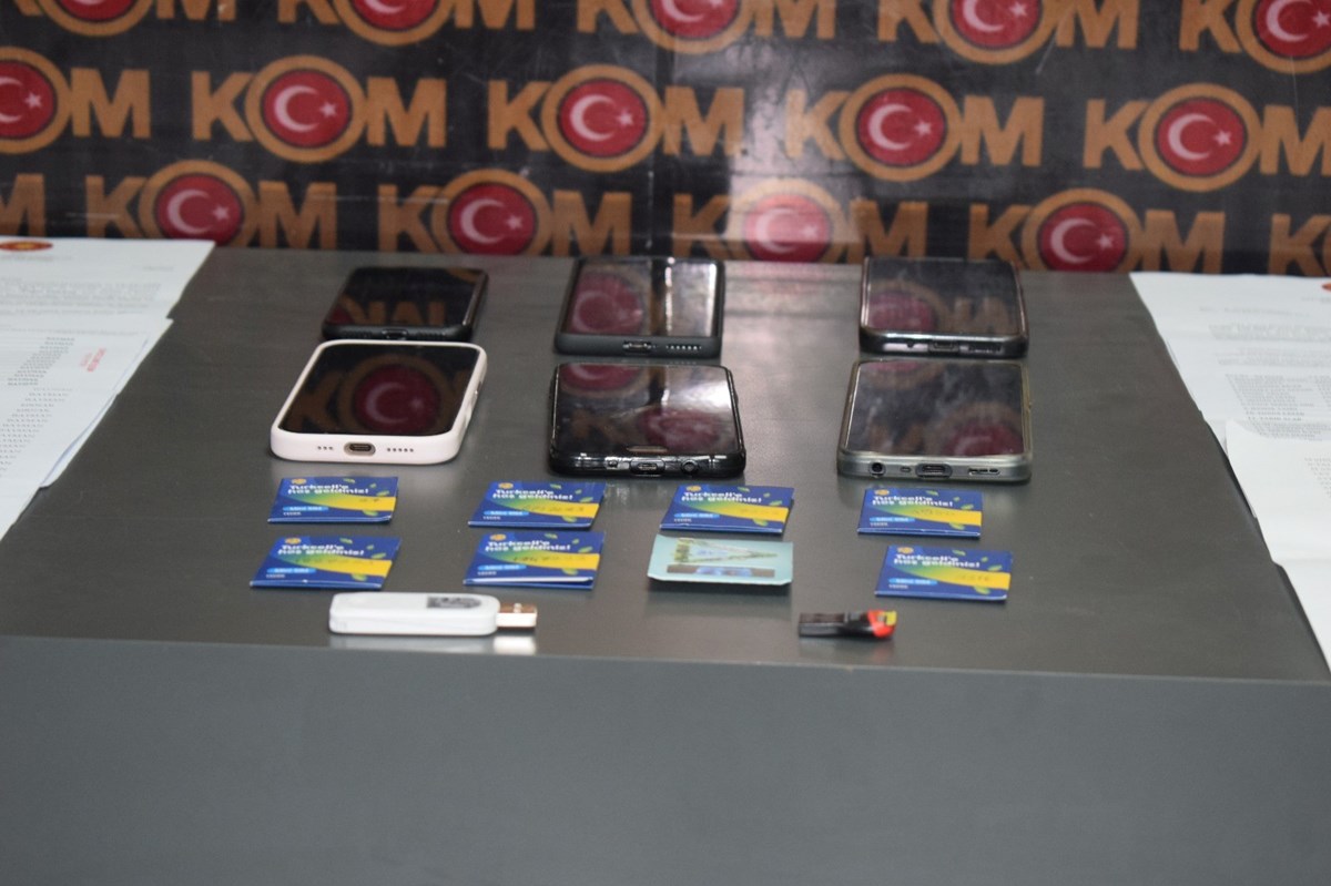 Şüphelilerin, sahte belgelerle çok sayıda kişiyi kandırdığı, yakalanmamak için sürekli telefon ve SIM kart değiştirdiği tespit edildi.