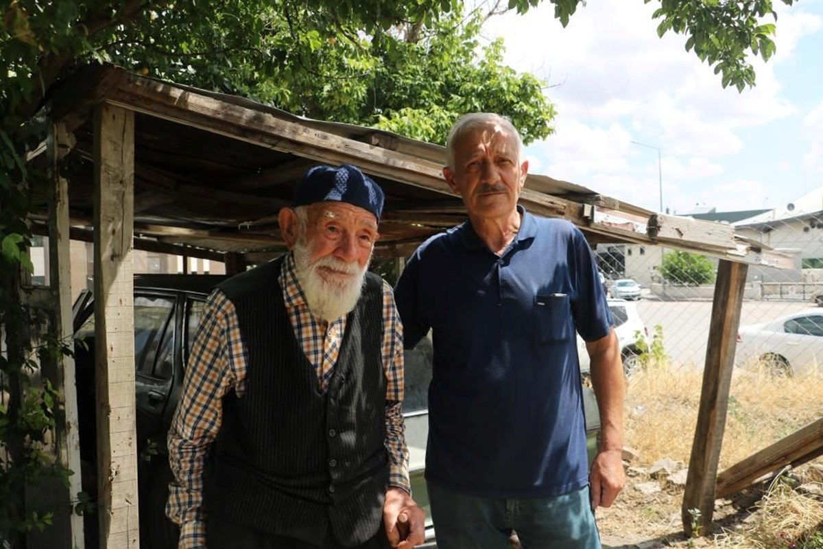 48 yıl önce satın aldı, binlerce kilometre yol yaptı | 98 yaşındaki adamın vasiyeti: “Cenazemi bu araçla taşıyın”