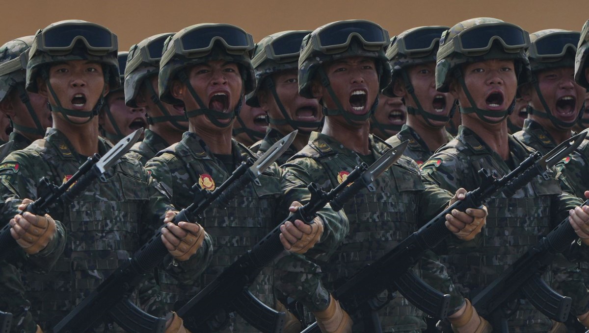 Çin askerlerini neden gözlerini kırpmıyor? Disiplin mi korku mu?