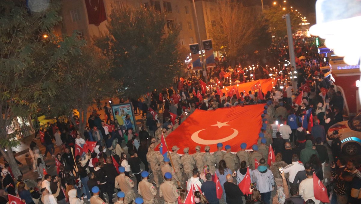 Cumhuriyet'in 100. yılı fener alayı yürüyüşleriyle kutlandı