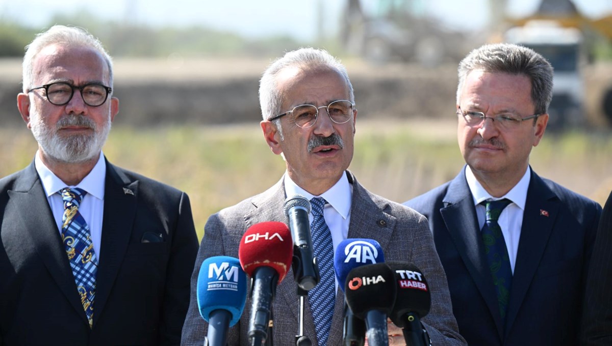 Bakan Uraloğlu'ndan açıklama: Gediz Köprülü Kavşağı 50 bine çıkan araç trafiğini rahatlatacak Bakan Uraloğlu'ndan açıklama: Gediz Köprülü Kavşağı 50 bine çıkan araç trafiğini rahatlatacak