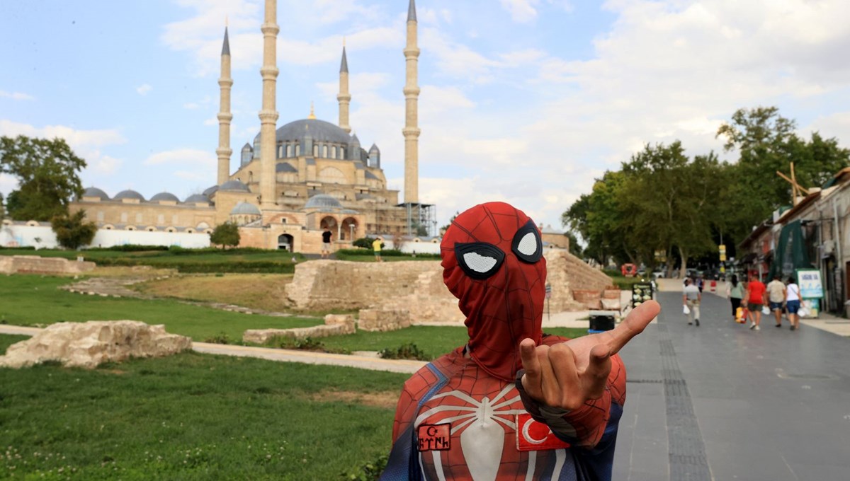 Türkiye'yi gezen yerli Spiderman'in 39. durağı Edirne oldu Türkiye'yi gezen yerli Spiderman'in 39. durağı Edirne oldu