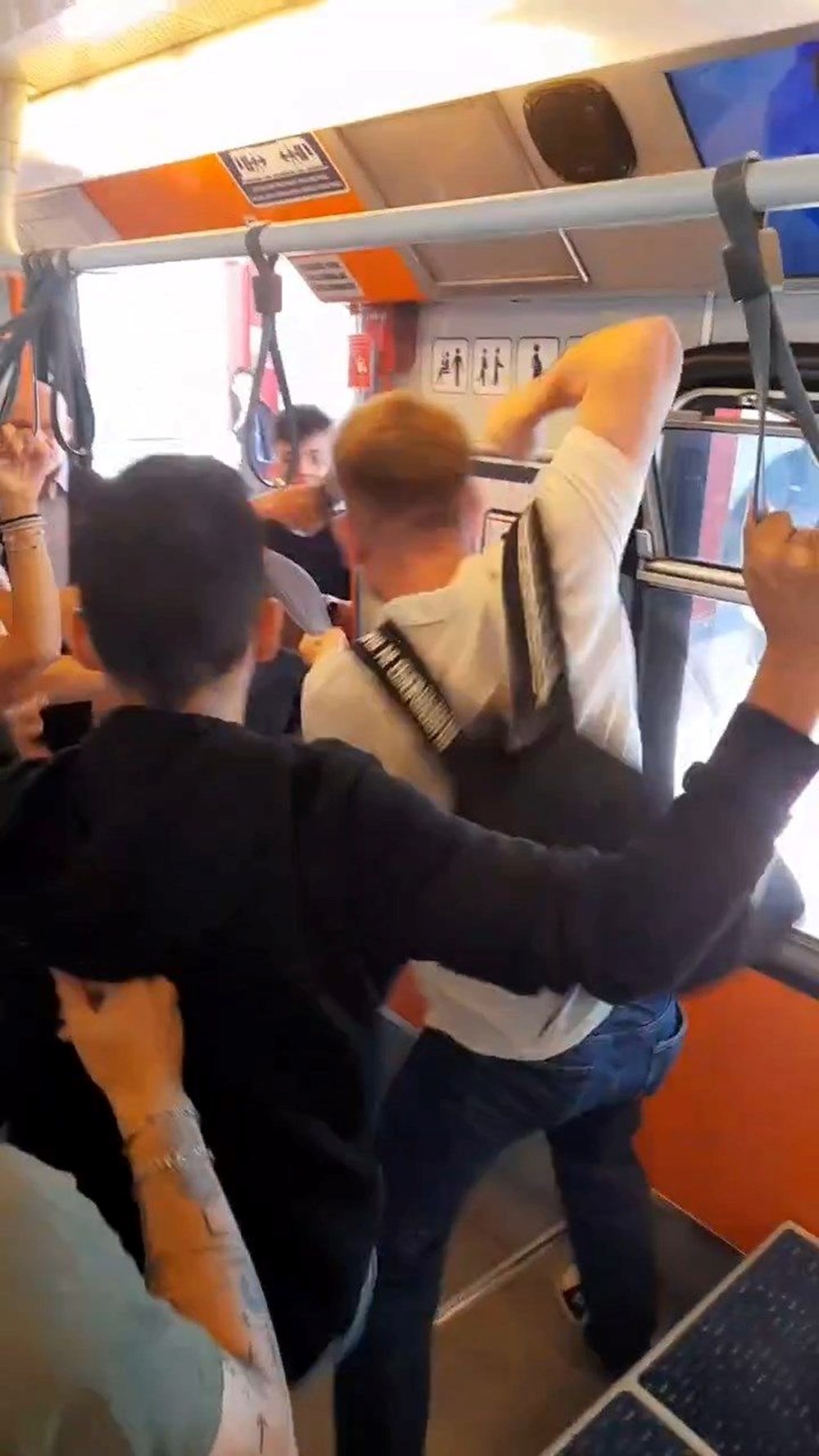 Metroda dayak! Kadınların fotoğrafını çekti iddiası - 2