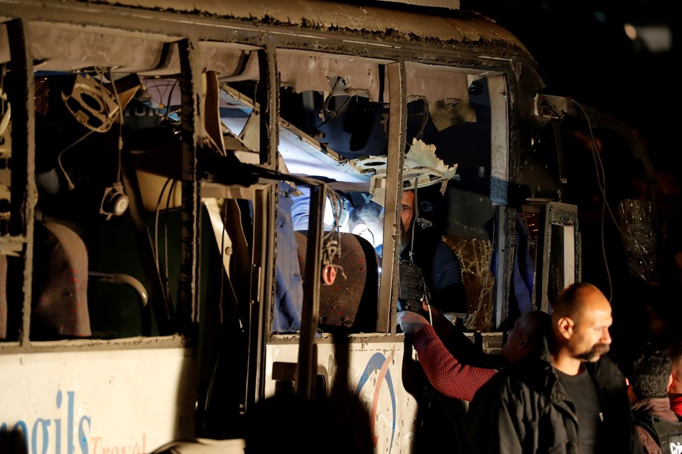 SON DAKİKA: Mısır'da turist otobüsüne bombalı saldırı: 4 ölü, 11 yaralı - 1