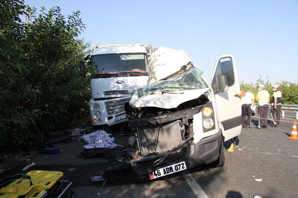 Elazığ’da düğün yolunda feci kaza: 3 ölü, 10 yaralı - 2