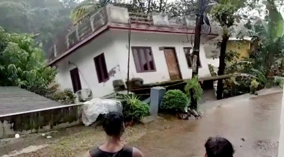 Hindistan'daki selde 28 kişi öldü - 1