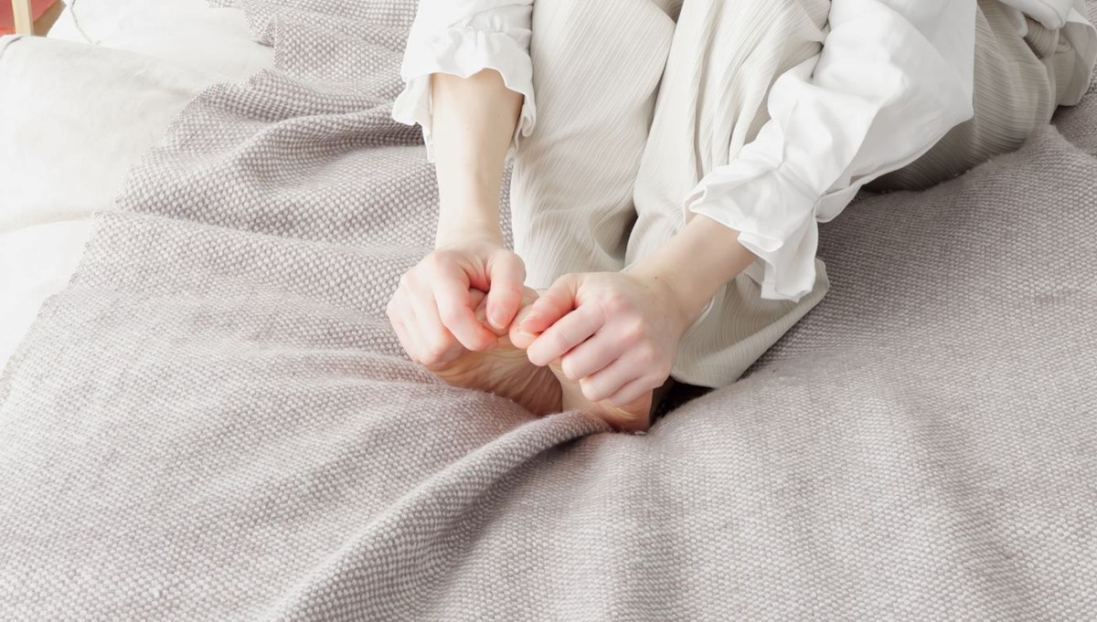 Sürekli üşüyen el ve ayaklar hastalık habercisi mi? Raynaud Sendromu bu belirtilerle ortaya çıkıyor Sürekli üşüyen el ve ayaklar hastalık habercisi mi? Raynaud Sendromu bu belirtilerle ortaya çıkıyor