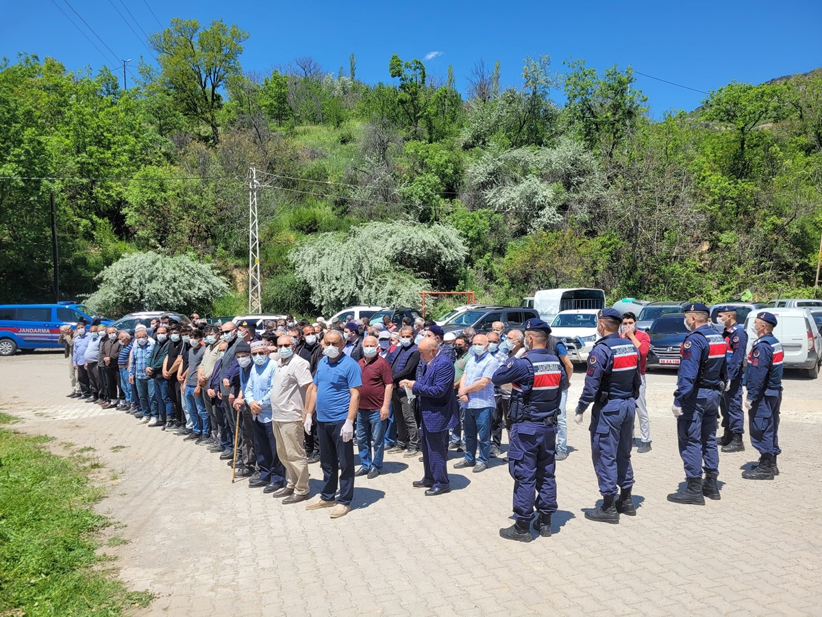 Cenazeye katılanlara maske dağıtıldı