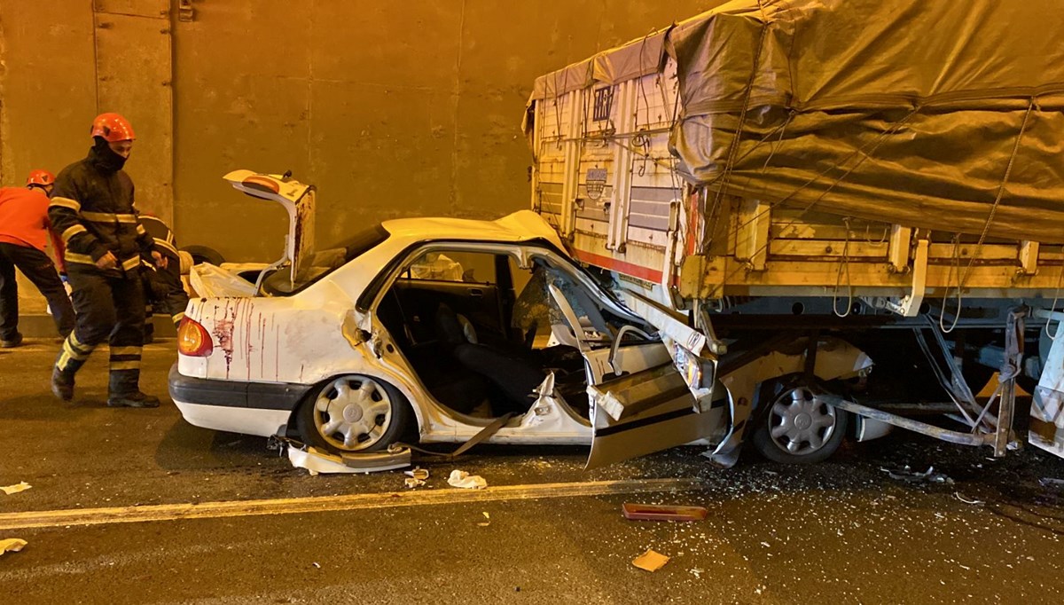 Kocaeli'de feci kaza! Araba TIR'ın altına girdi Kocaeli'de feci kaza! Araba TIR'ın altına girdi