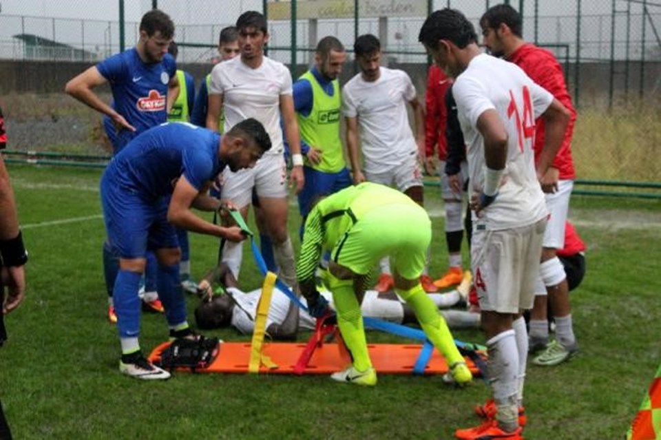 Rize'de gol sevinci yaşayan futbolcu ayağını kırdı - 1
