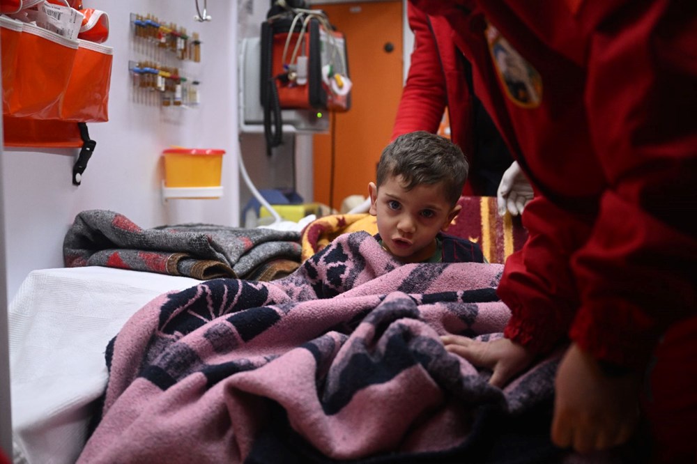 Enkaz altındakiler için zamana karşı yarış - 76