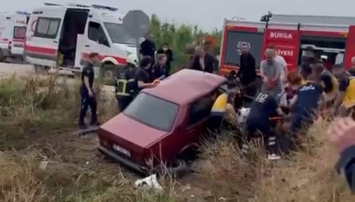 Bursa'da otomobiller çarpıştı: 5'i ağır 8 kişi yaralandı Bursa'da otomobiller çarpıştı: 5'i ağır 8 kişi yaralandı