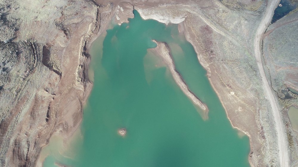 Sivas'ta sular çekildi: Mezarlık ortaya çıktı - 1